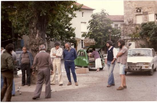 photo de Jean Ferrat sur la place à Antraigues en 1977
