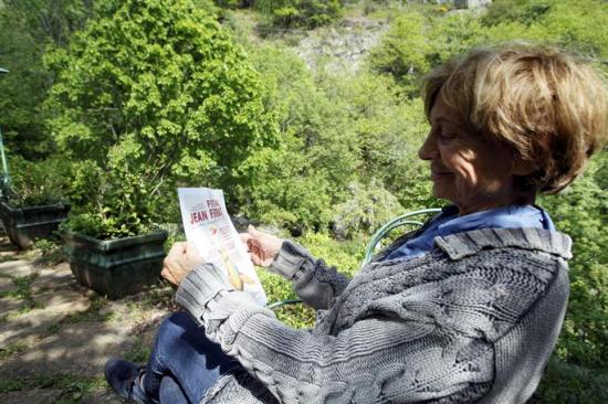 colette-ferrat-chez-elle-avec-le-programme-du-festival-qu-elle-a-lance-l-ete-dernier-le-dl-fabrice.jpg